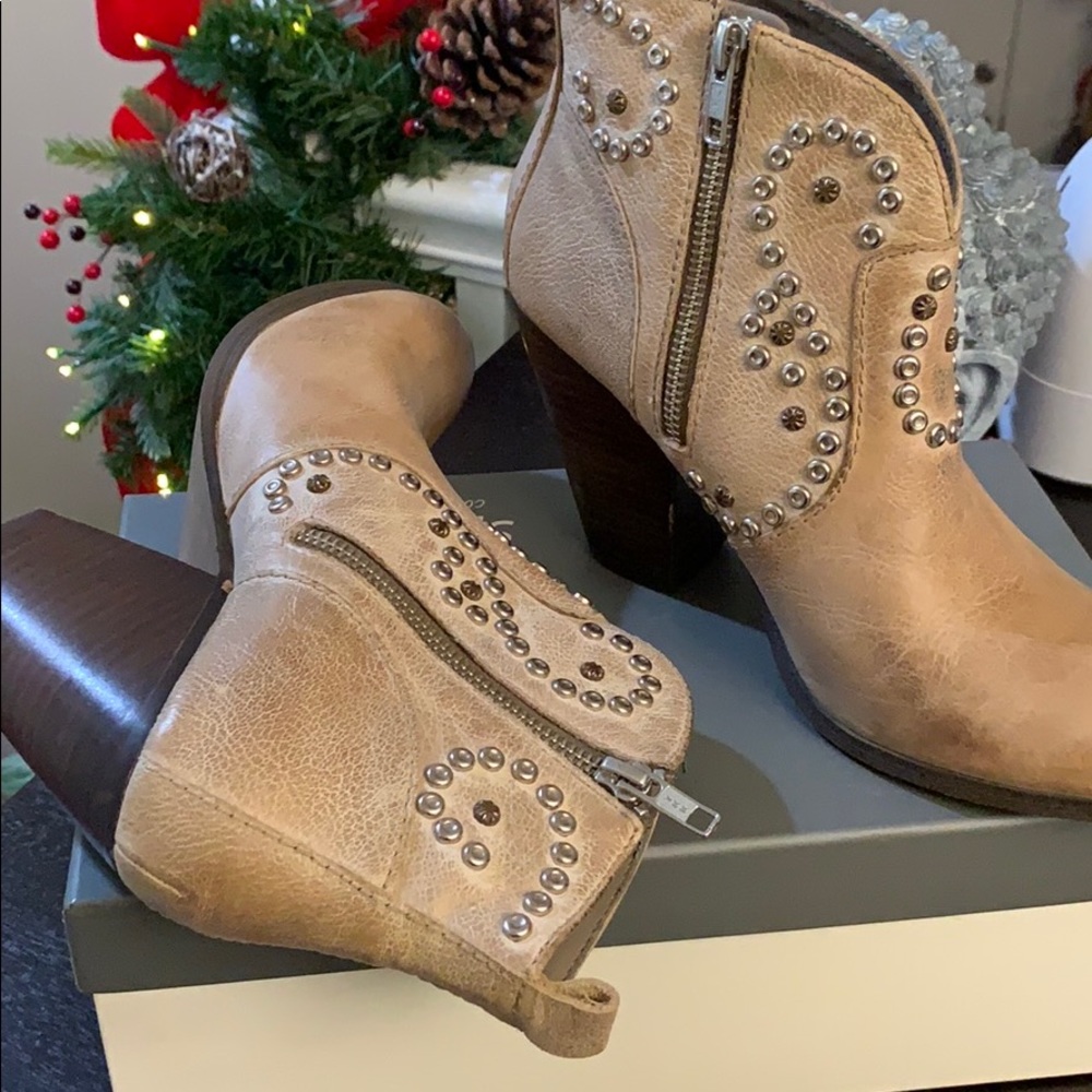 New! Steve Madden Leather Distressed Booties - Picture 3 of 9